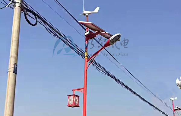 路燈風(fēng)力發(fā)電機(jī)發(fā)出來的電是多少伏？能儲(chǔ)存起來嗎？